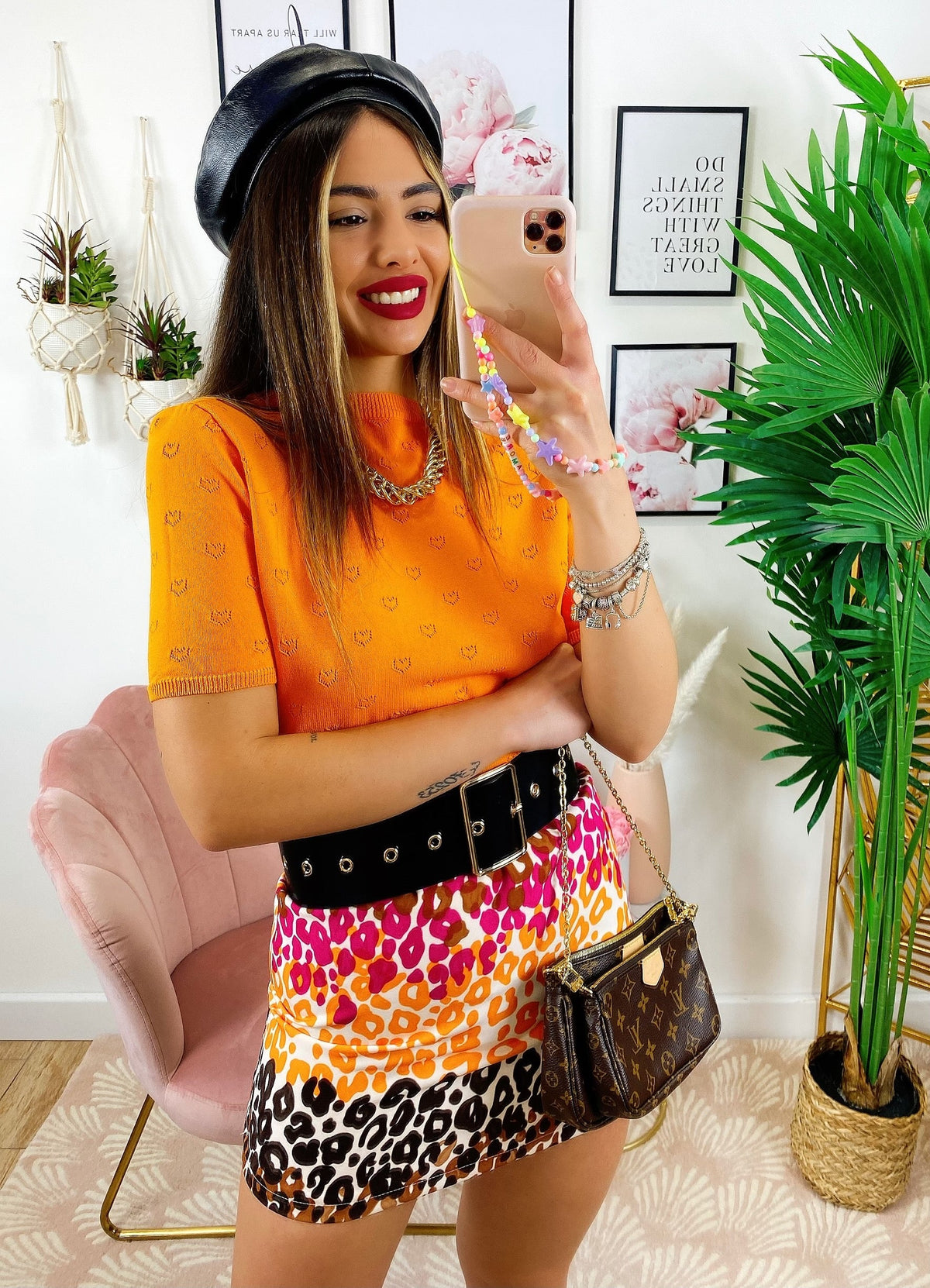 Maglia crop arancio con cuori