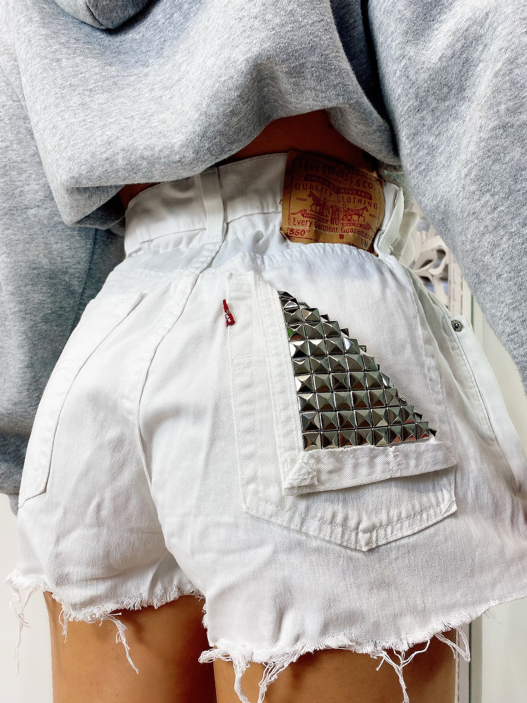 Short Levi’s Vintage bianco con borchie