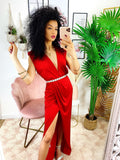 Abito aderente con scollo a V e spacco rosso