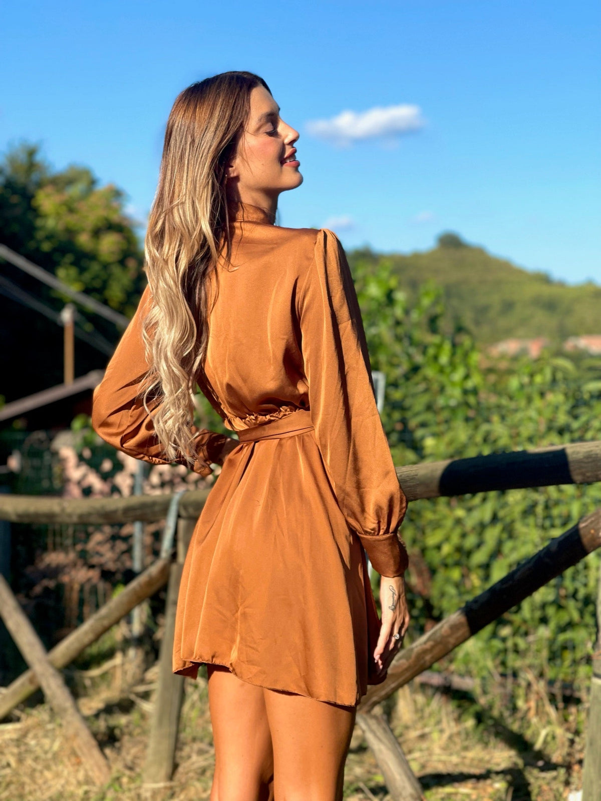 Abito in raso camel