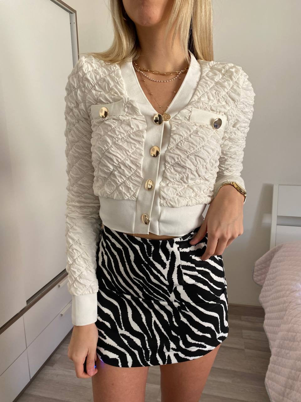 Maglia bianca arricciata bottoni oro