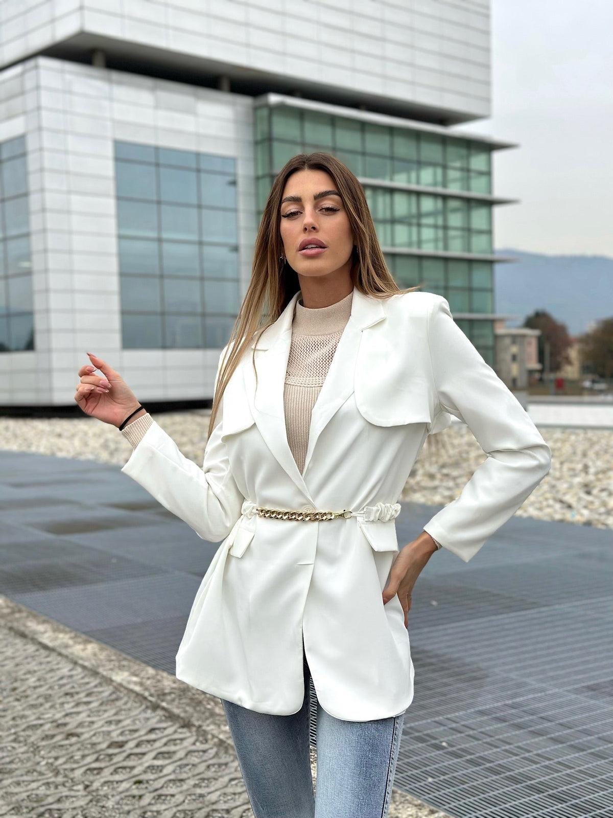 Blazer bianco con cintura