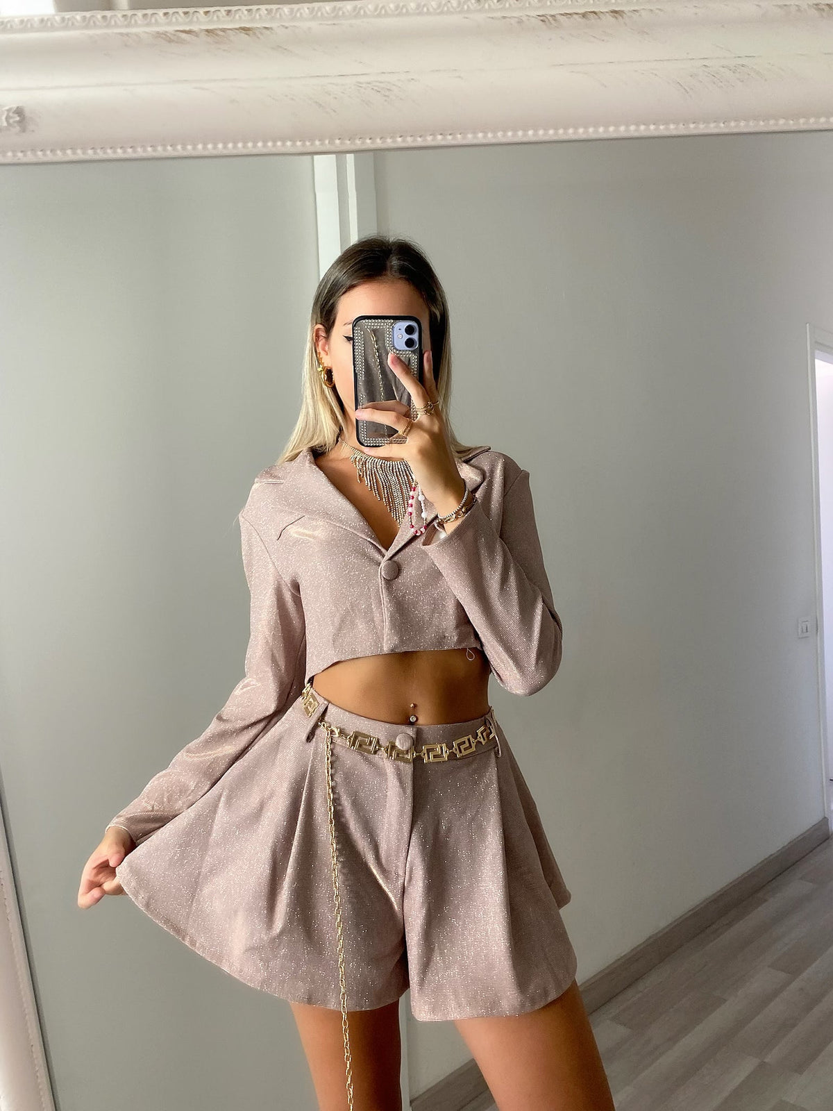 Completo giacca crop e short glitter cipria