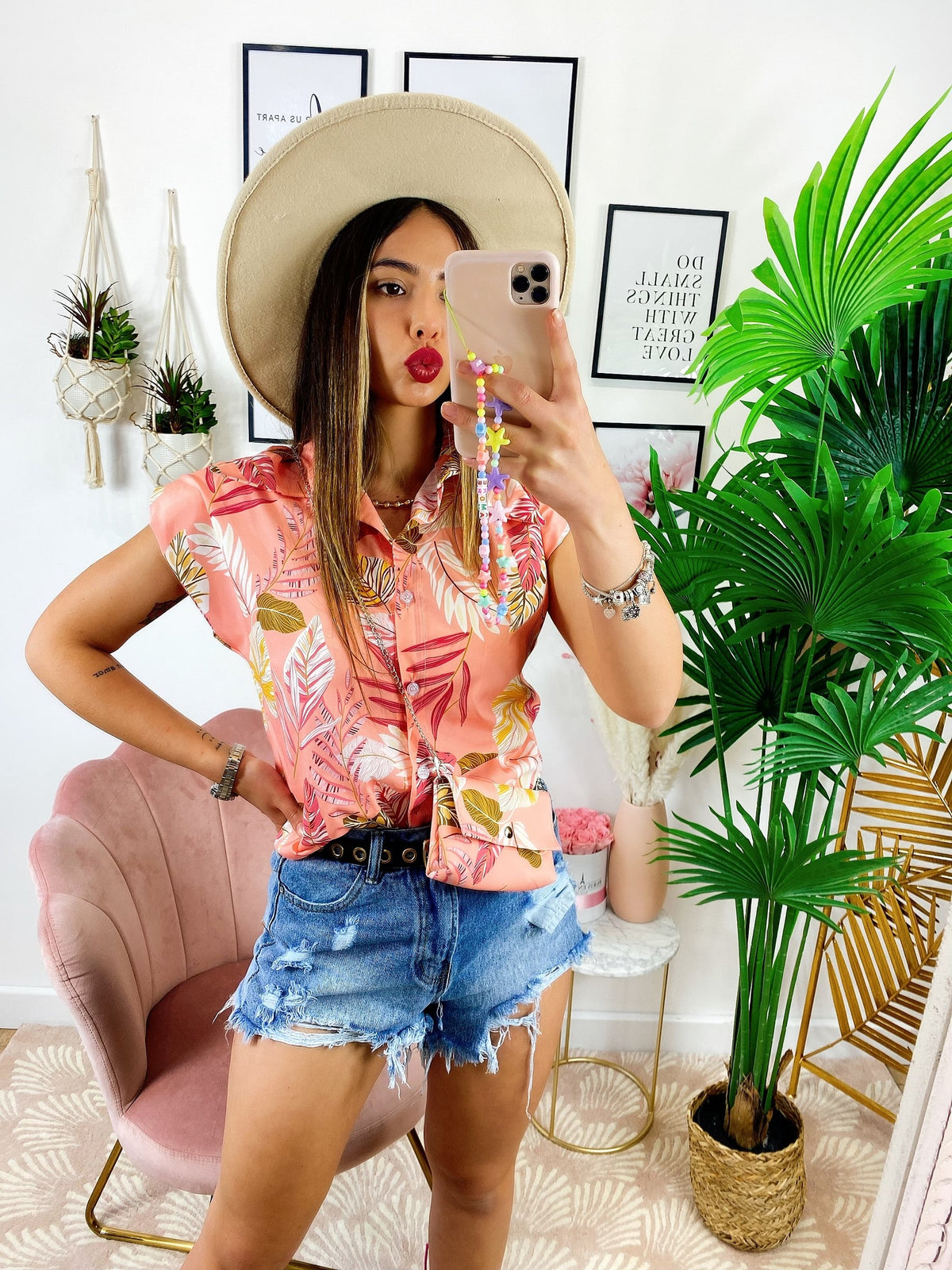Camicia smanicata floreale con borsetta base Rosa