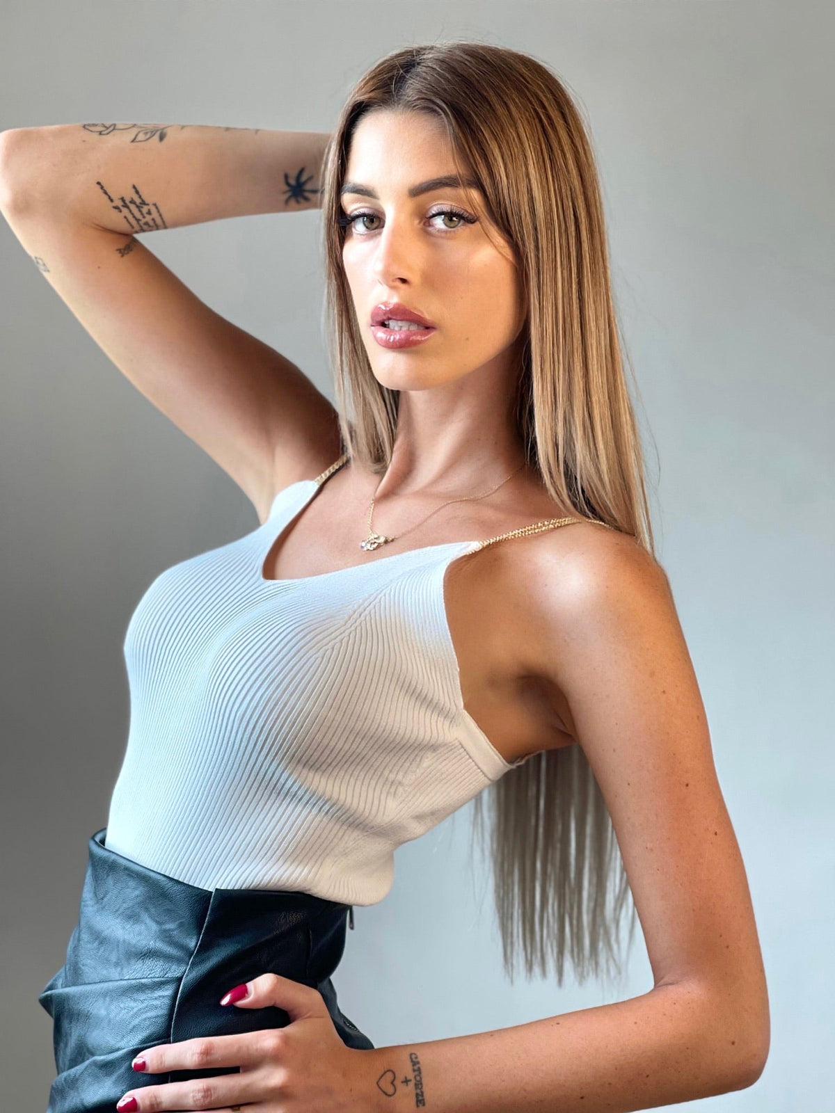 Top a costine bianco spalline oro