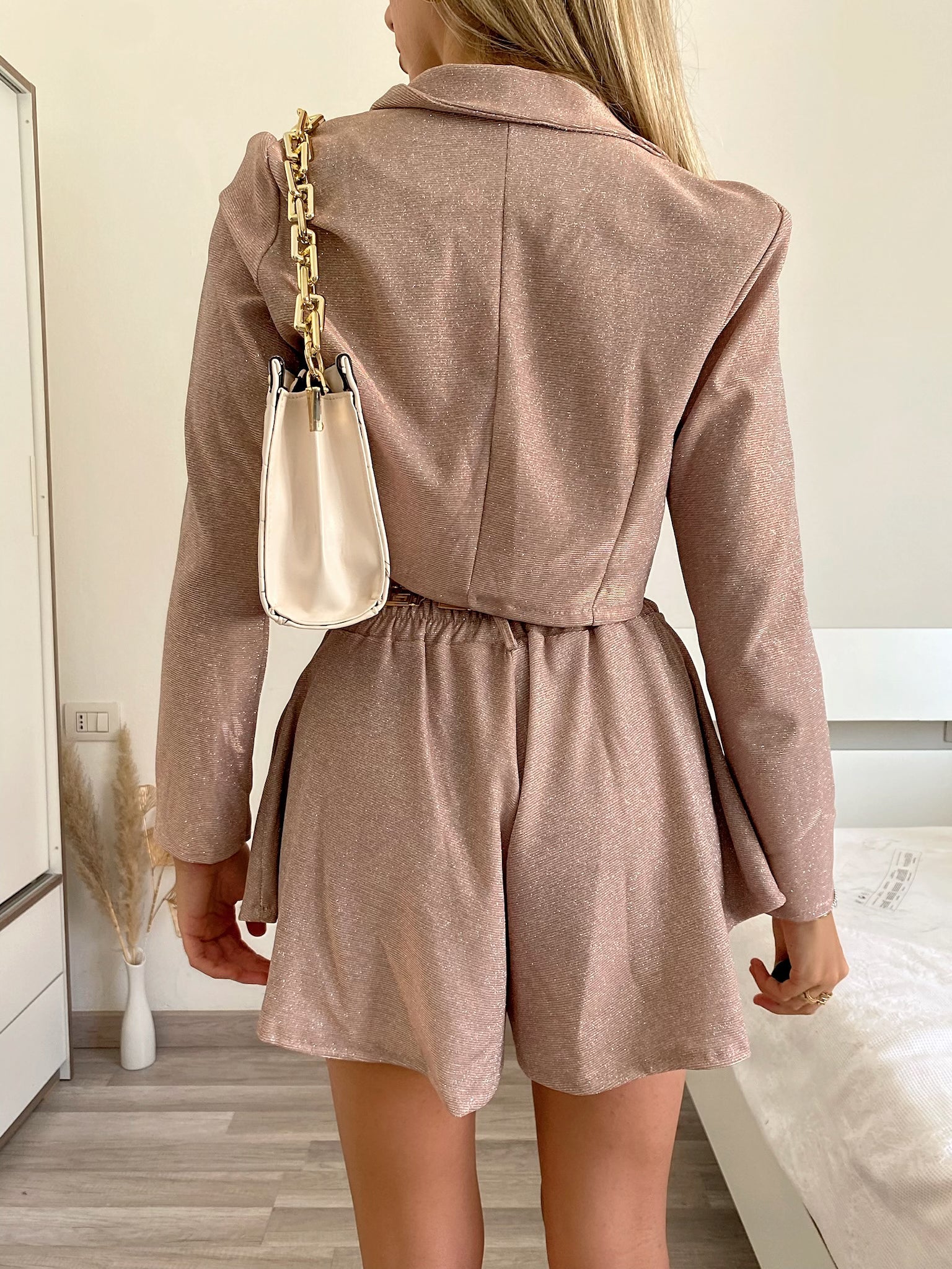 Completo giacca crop e short glitter cipria