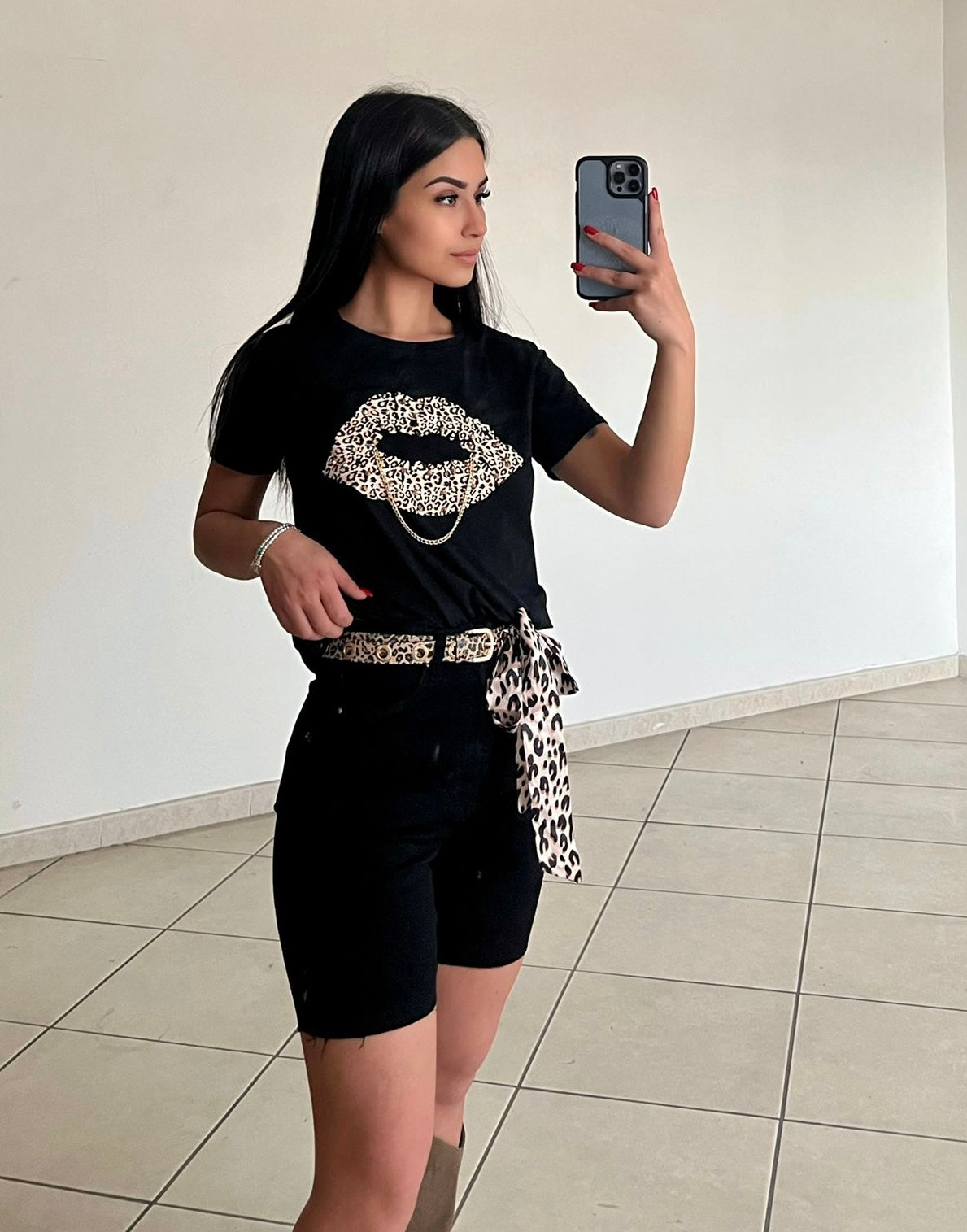 T-shirt kiss animalier nera