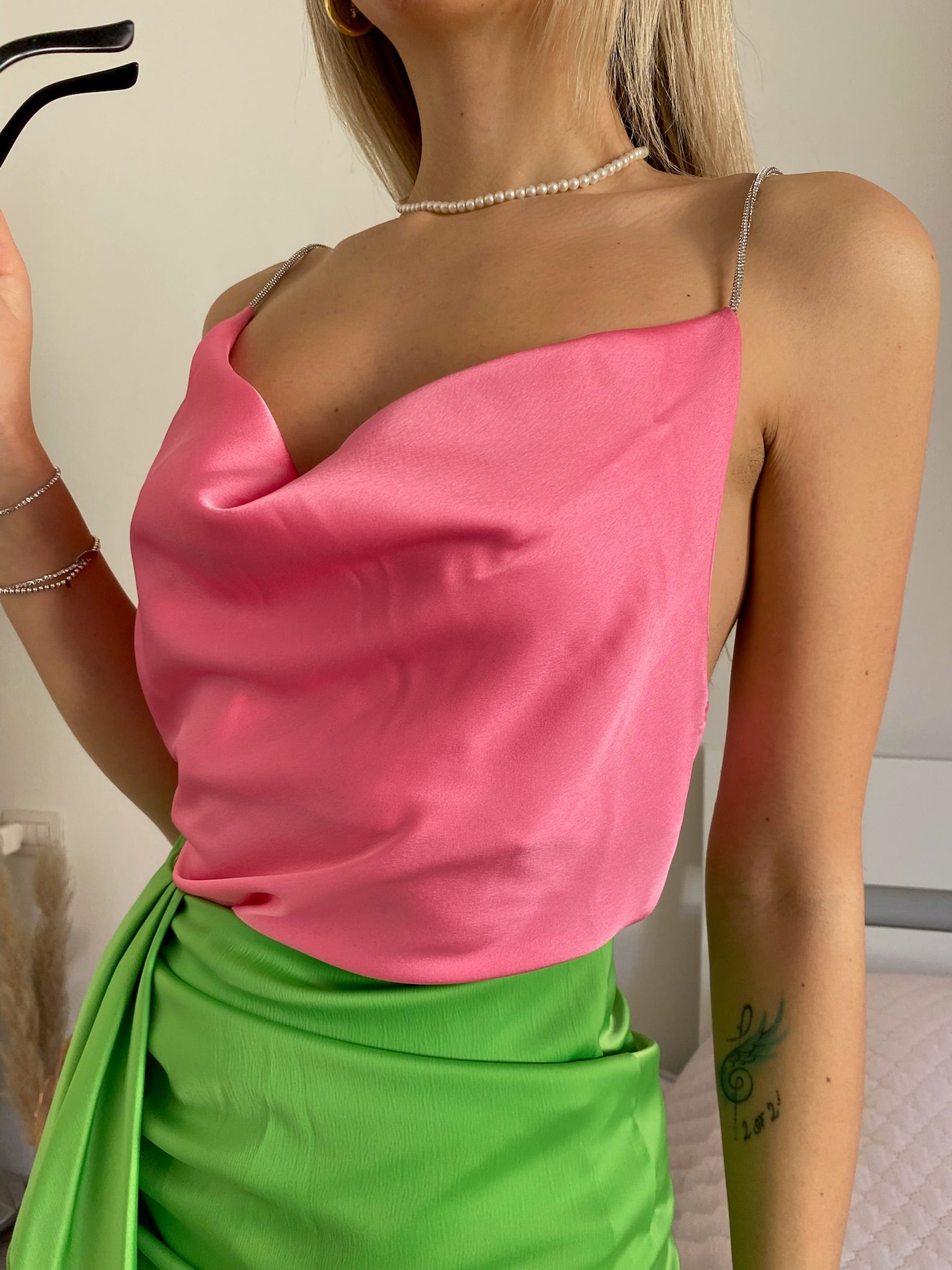 Canotta in raso rosa barbie spalline in strass