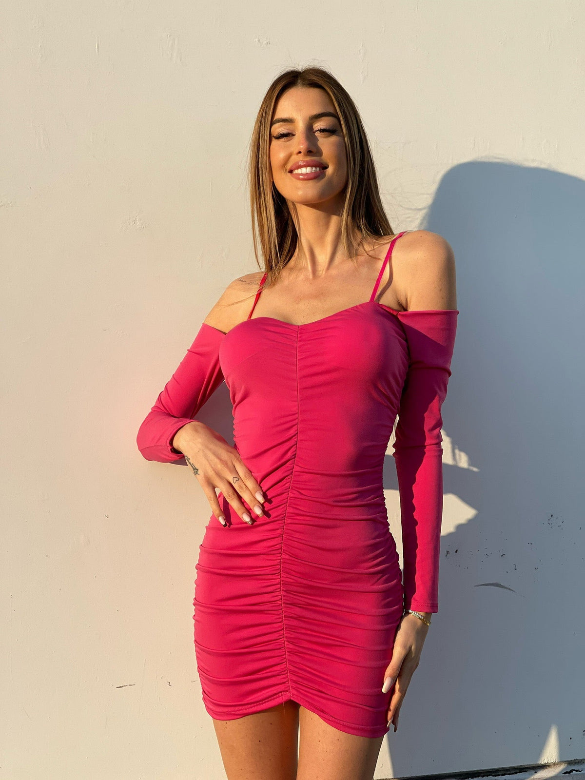 Abito con arricciatura e maniche lunghe fuxia