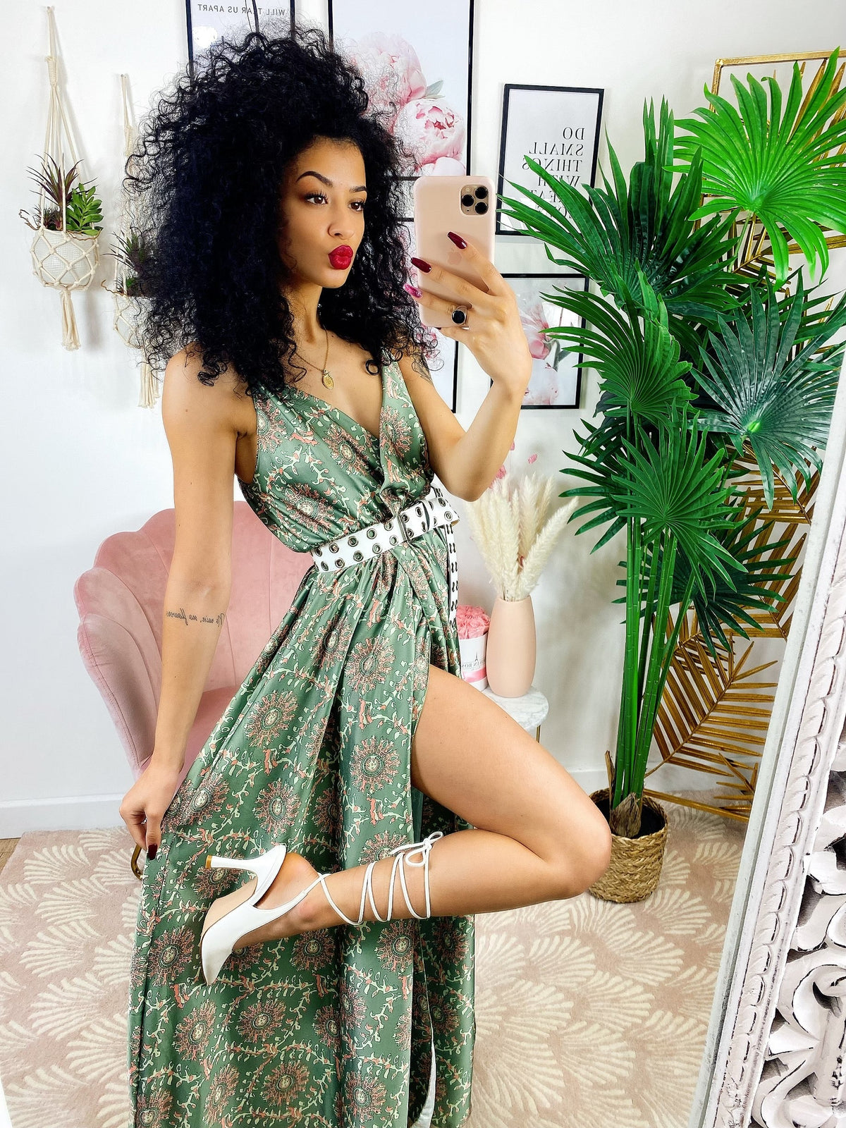 Abito con maxi spacco verde con ricami