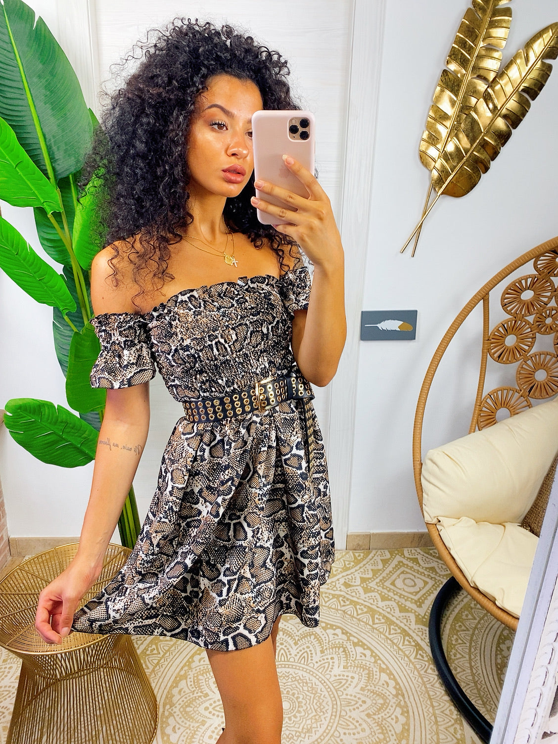 Abito pitonato marrone con scollo a barchetta