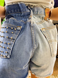 Short Vintage Levi’s jeans mezzo chiaro mezzo scuro con borchie argento