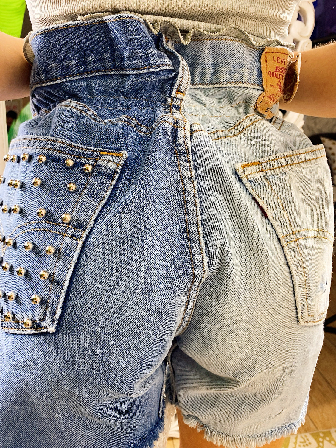 Short Vintage Levi’s jeans mezzo chiaro mezzo scuro con borchie argento