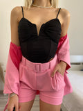 Top nero con V