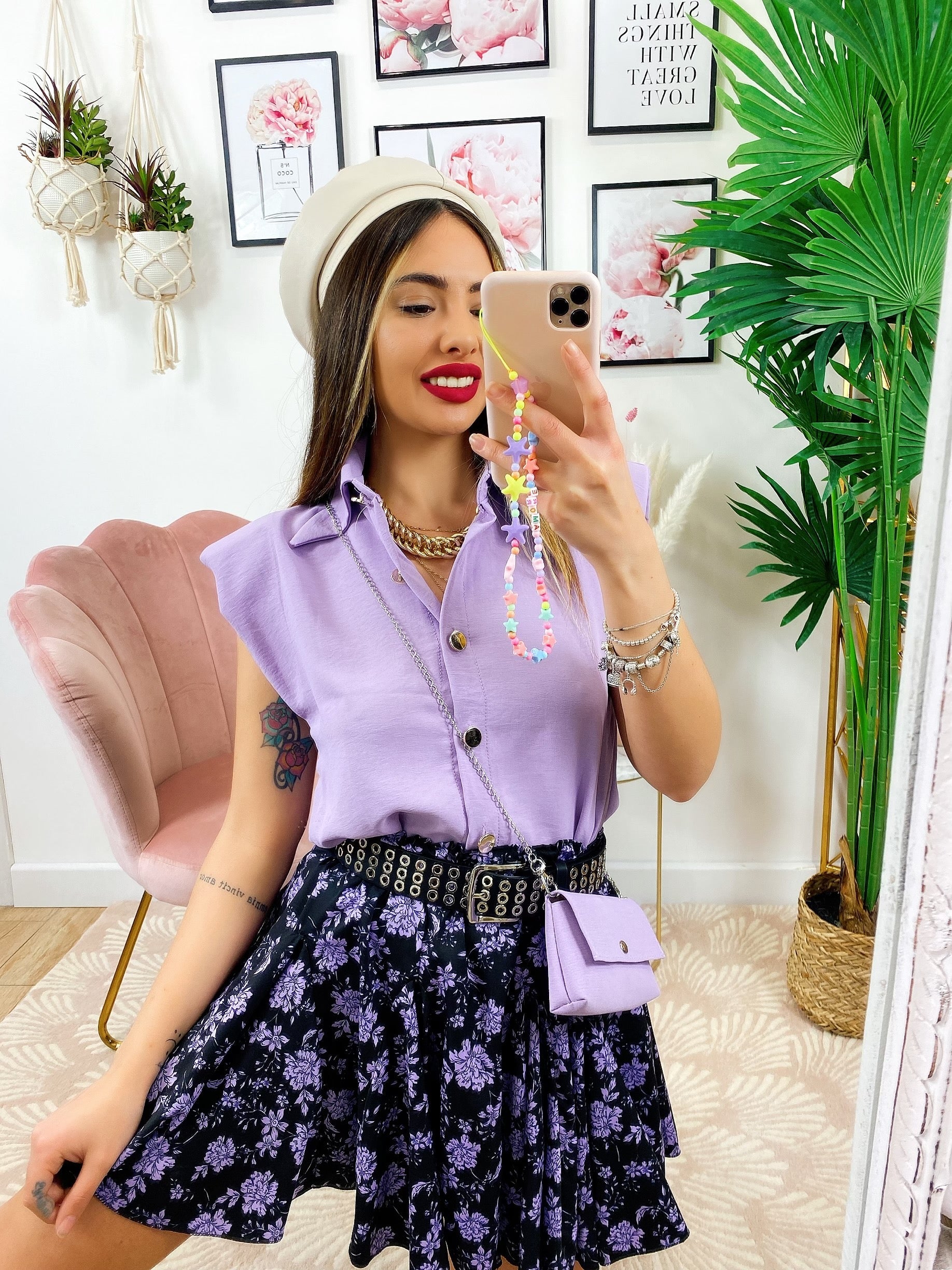 Camicia smanicata con borsetta lilla