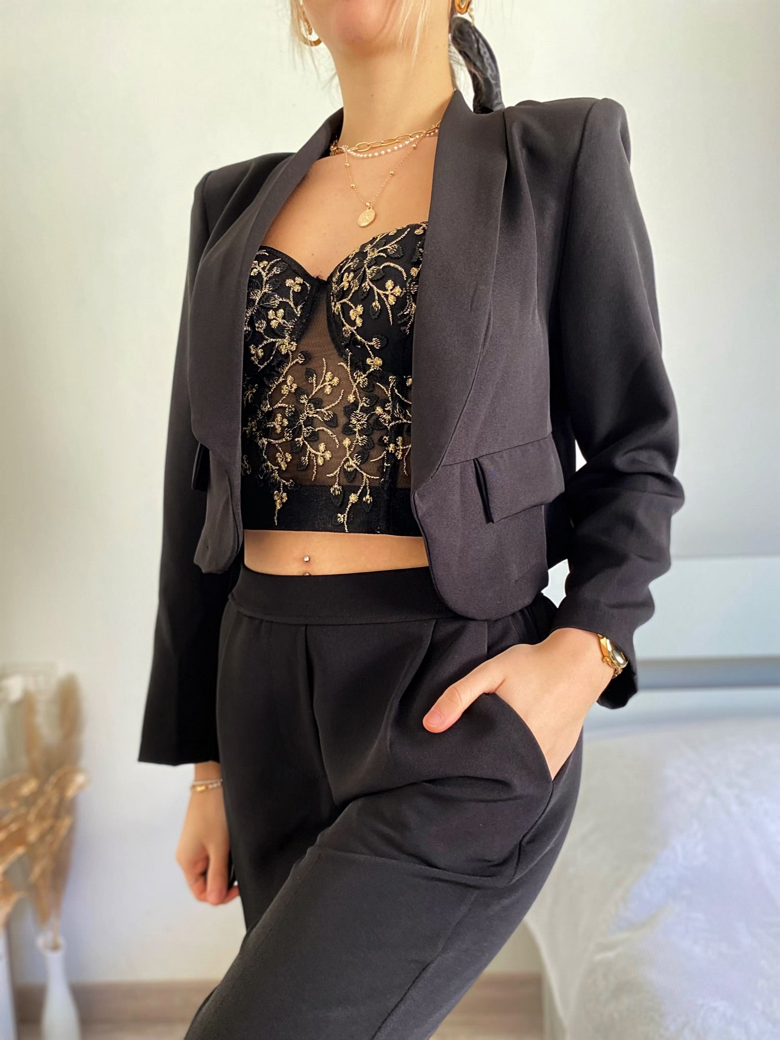 Completo giacca crop e pantalone nero