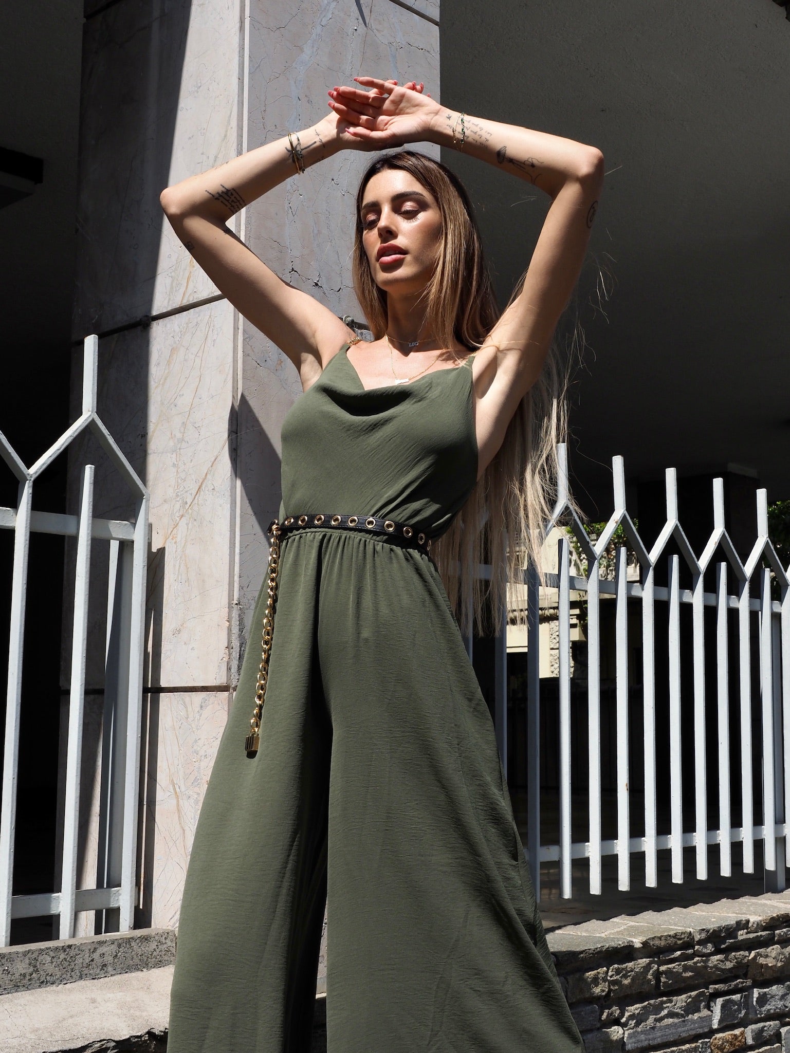 Tuta verde militare a palazzo spalline in catena