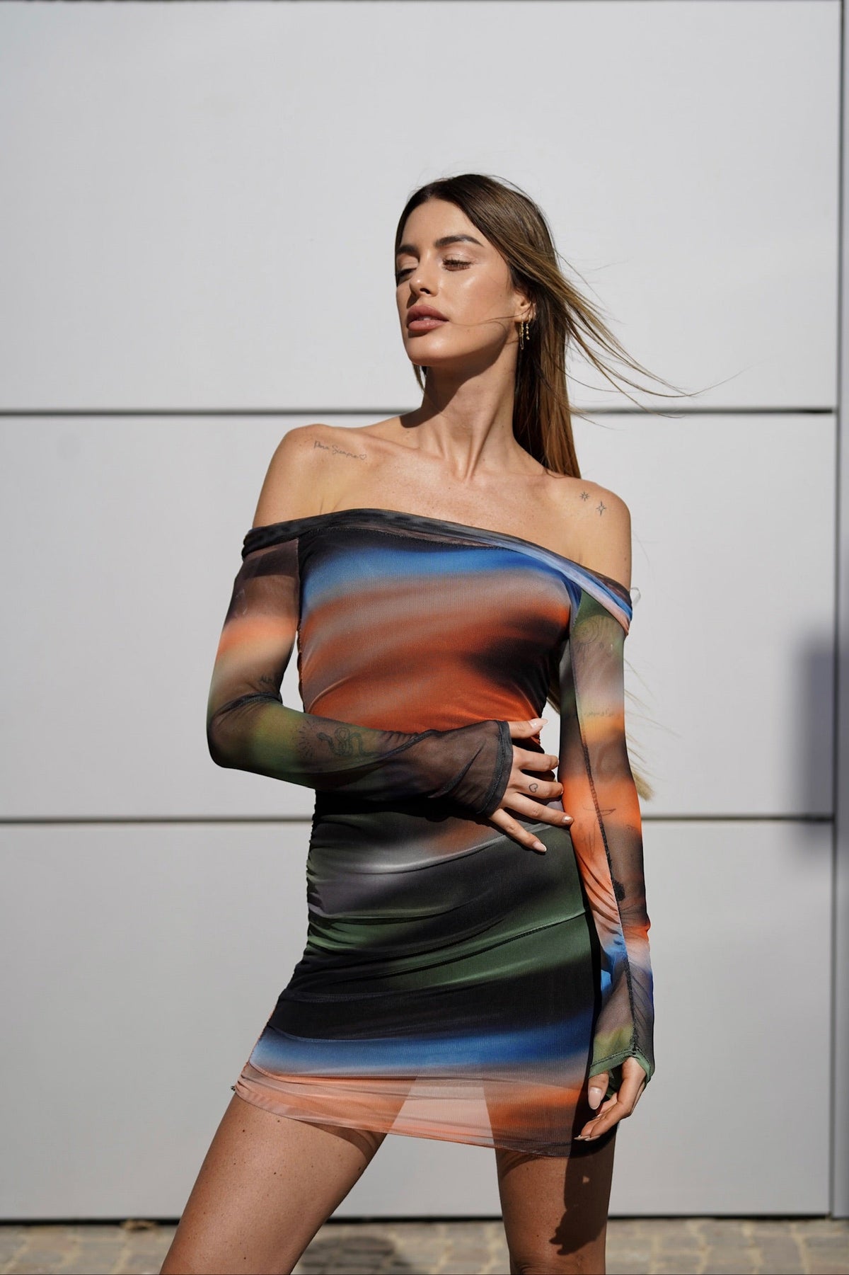 Abito multicolor con scollo base nera