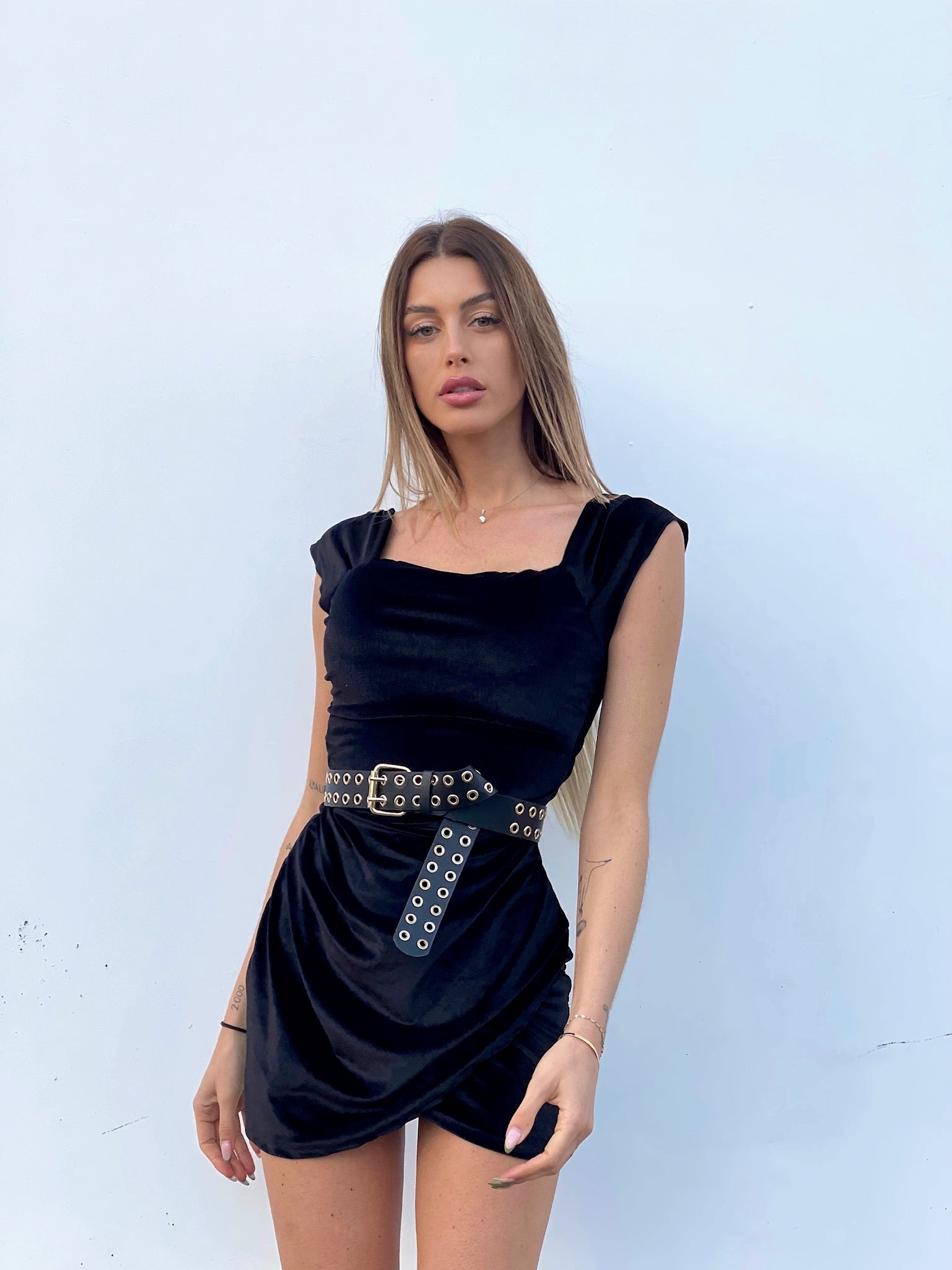 Abito in velluto nero scollo a barchetta