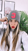 Cappello grigio con C