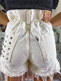 Vintage bianco con borchie a caramella
