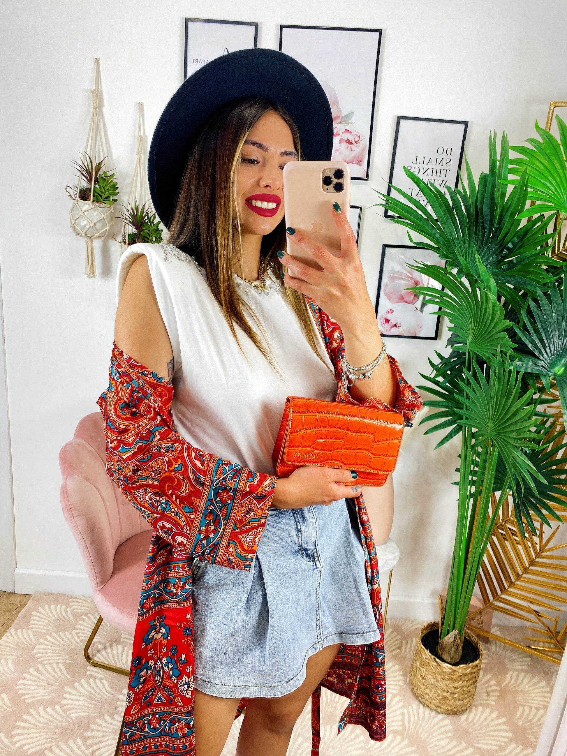 Kimono in seta a ricami rossi