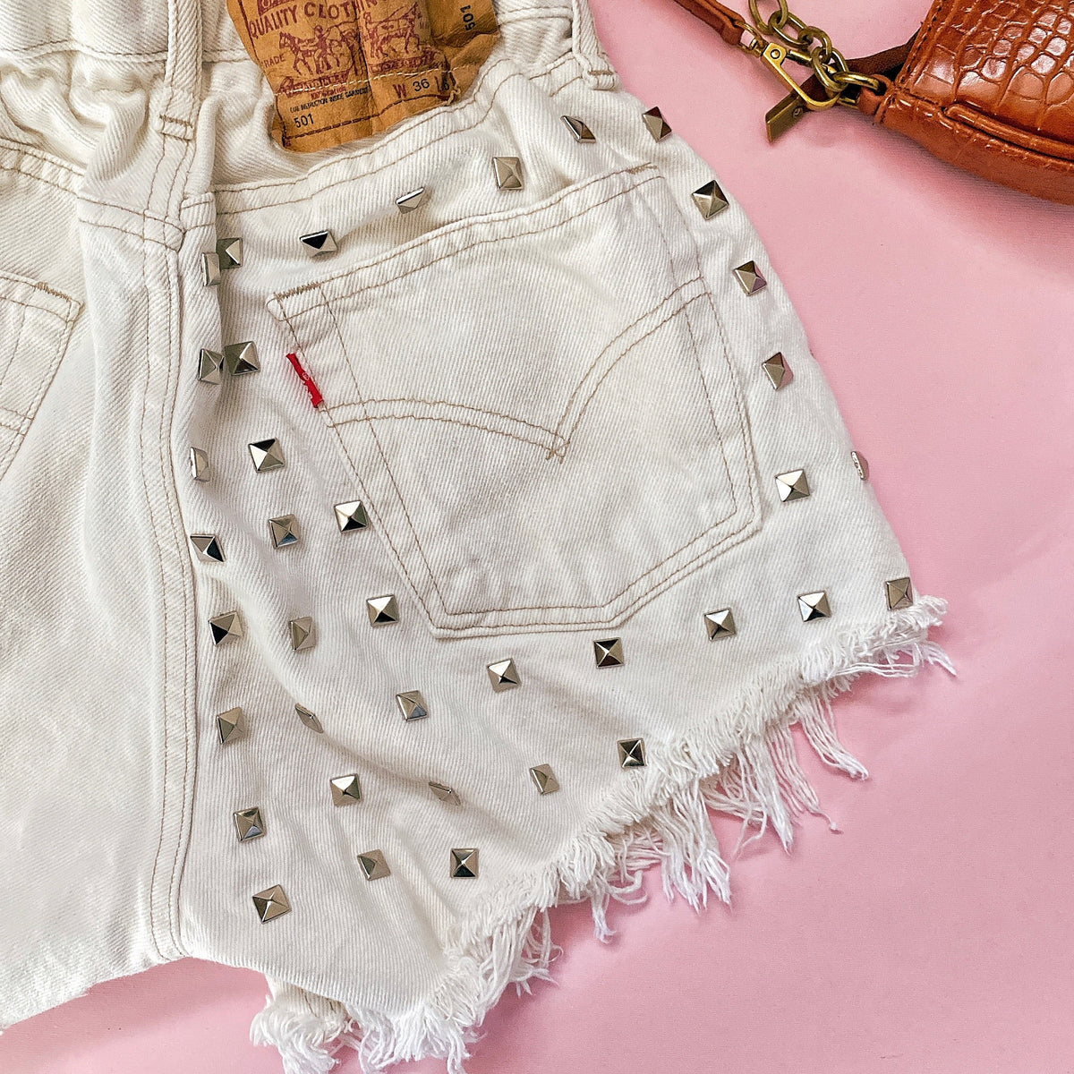Short Vintage Levi’s bianco con borchie