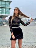 Abito nero con pizzo e piume