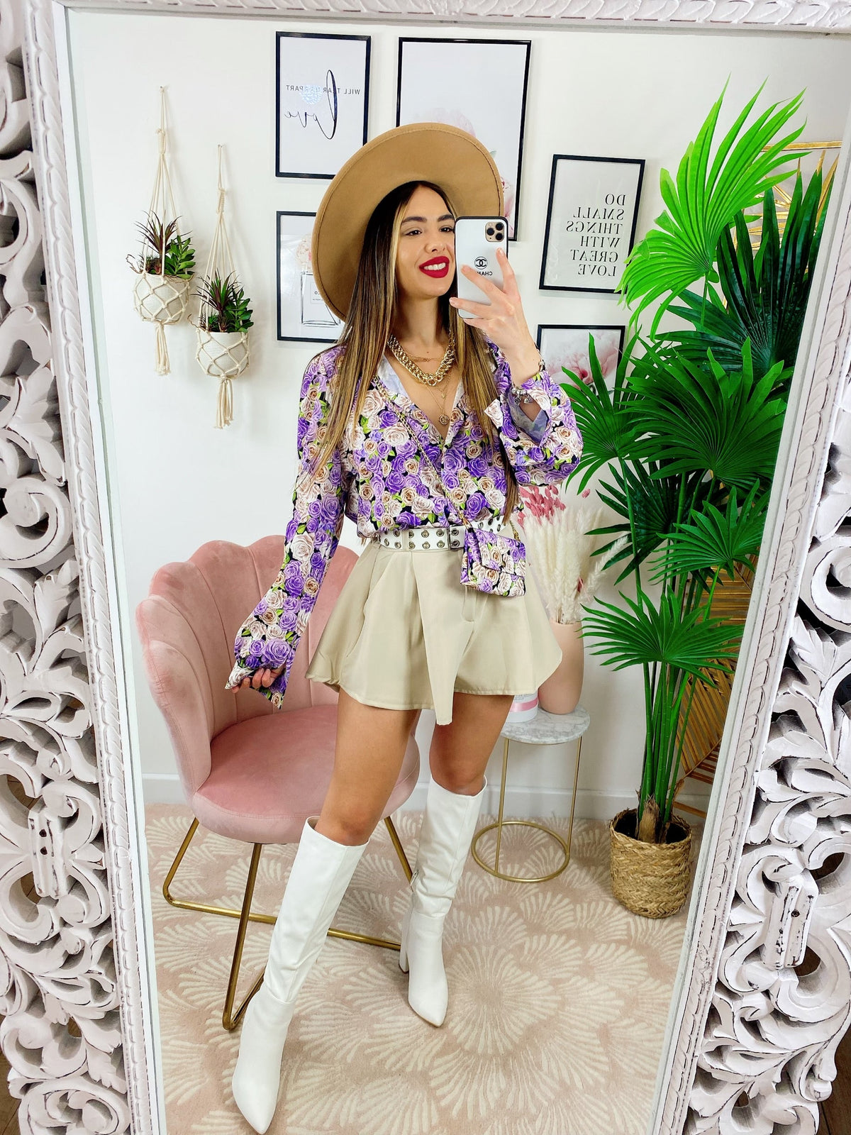 Camicia floreale con borsetta lilla