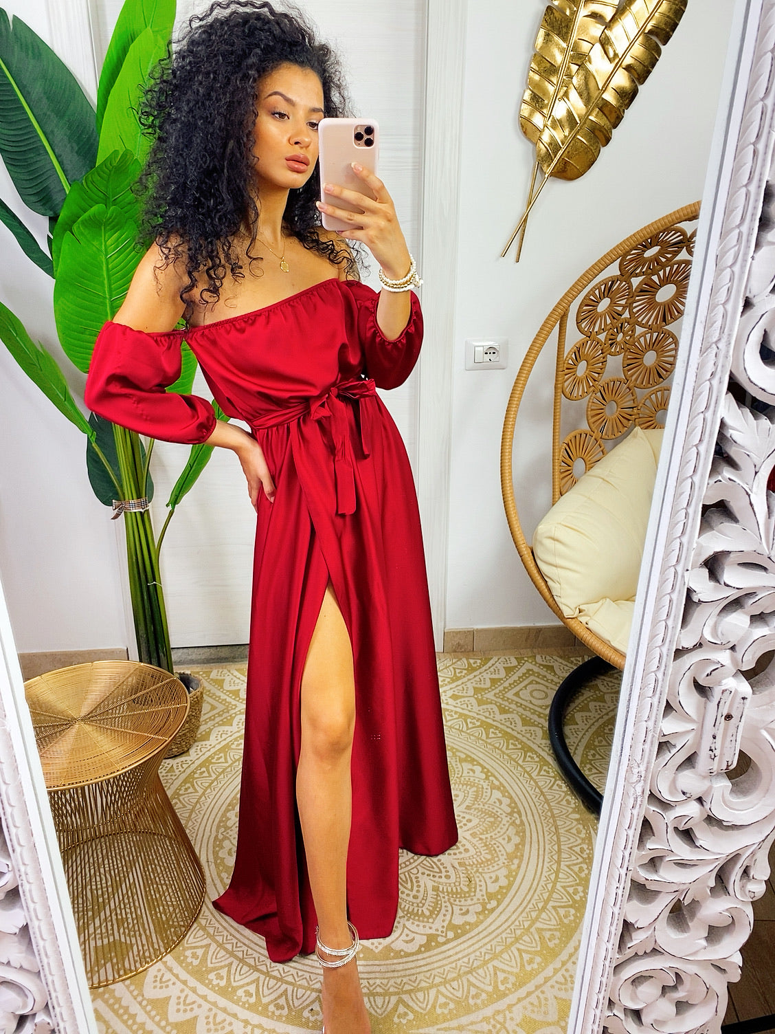 Abito in raso lungo con scollo a barchetta Rosso scuro