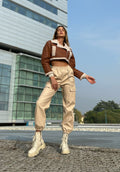 Pantalone in ecopelle con catenina beige