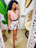 Short a pieghine con fiori rosa