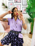 Camicia smanicata con borsetta lilla