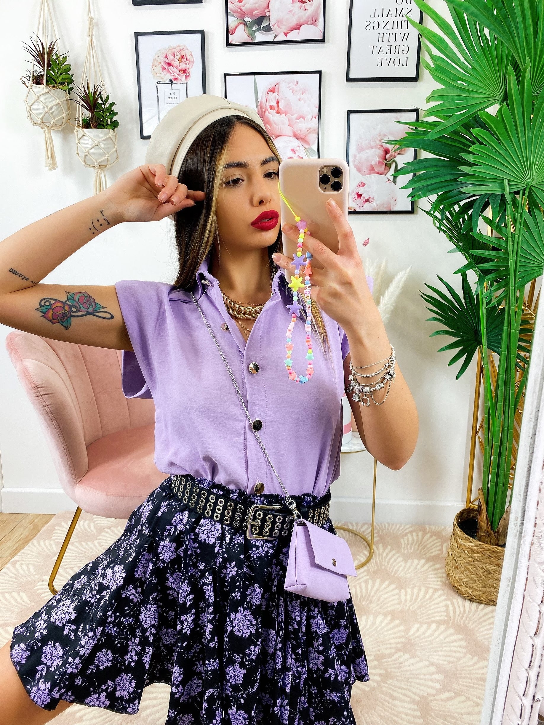 Camicia smanicata con borsetta lilla