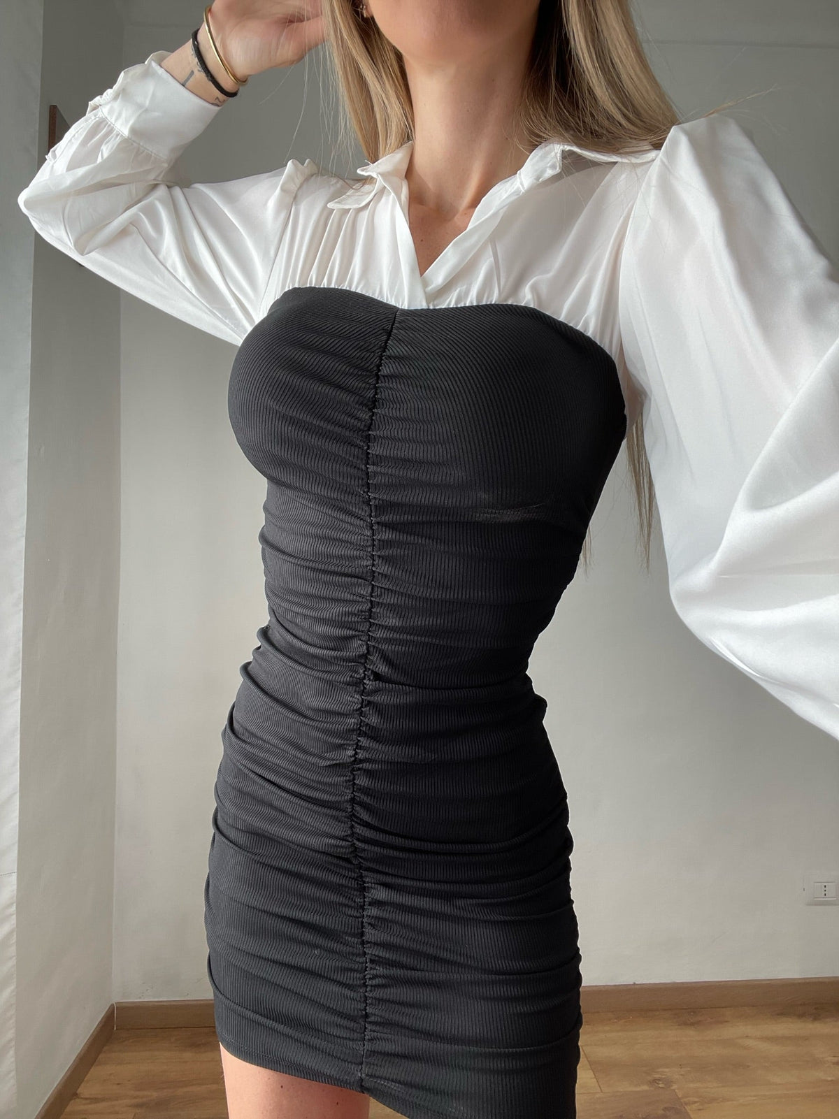 Abito arricciato nero con camicia