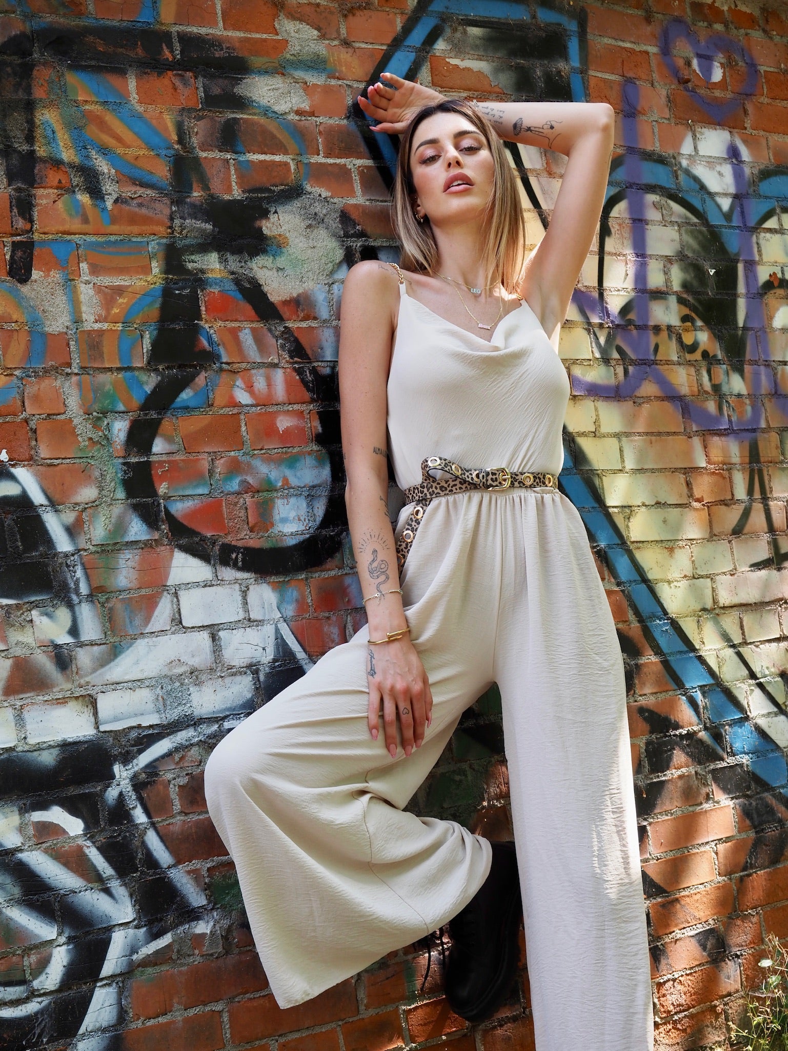 Tuta beige a palazzo spalline in catena