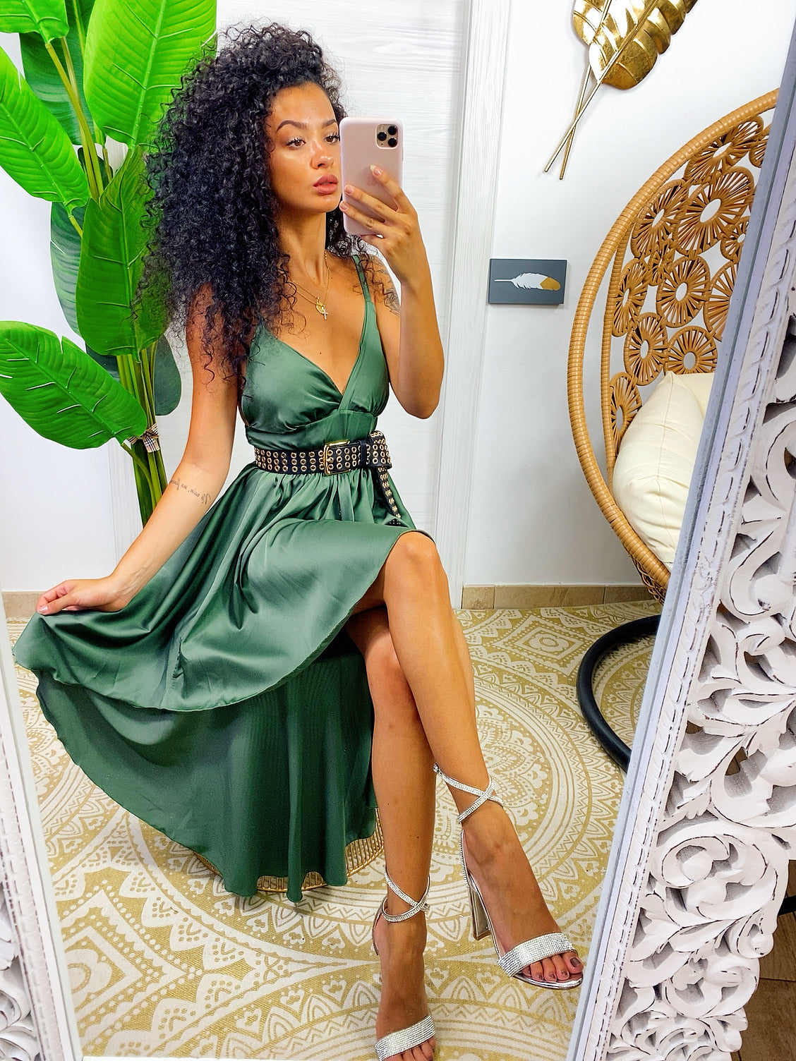 Abito in raso con gonna asimmetrica verde militare