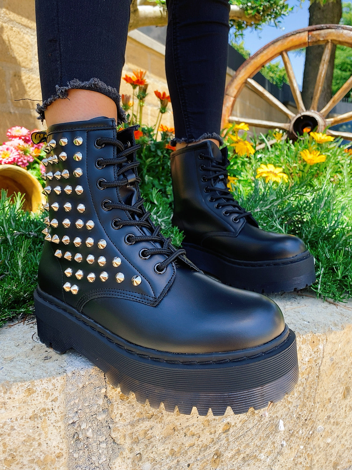 Biker nero con borchie argento