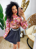 Top crop con rose rosa