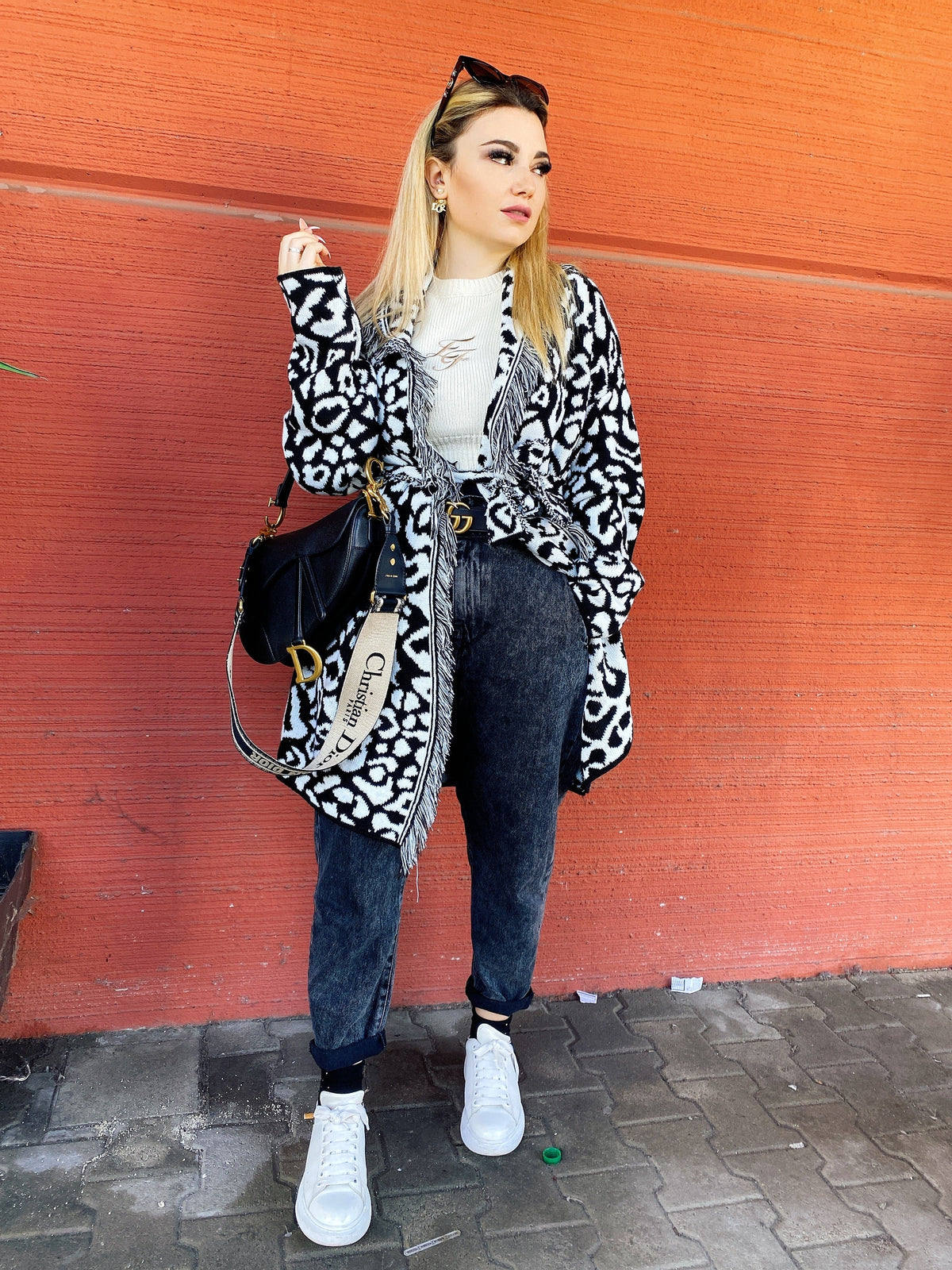 Cardigan Maculato bianco e nero con frange e cinta