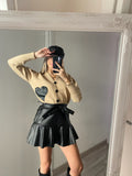 Maglione camel con cuore in pelle