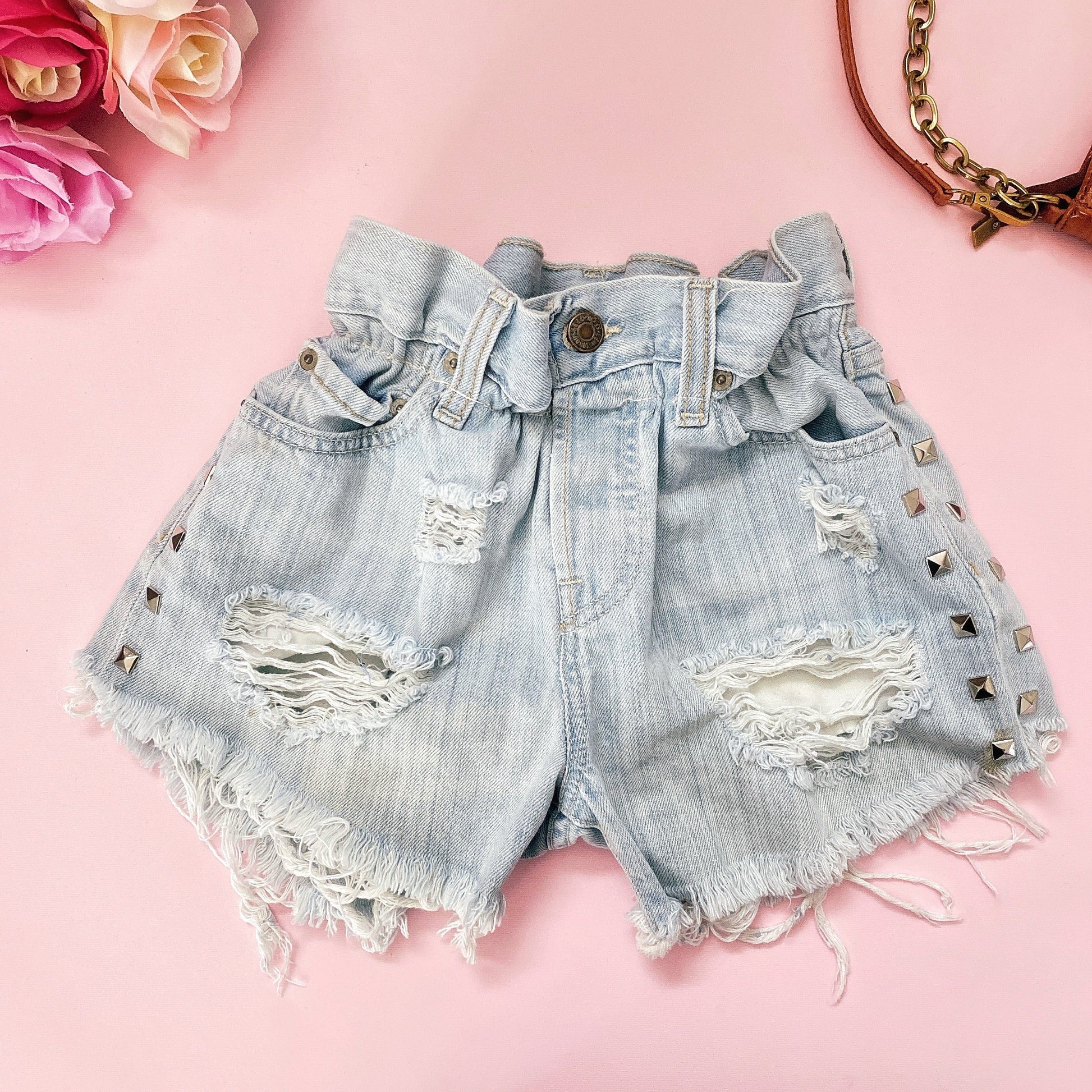 Short Vintage Levi’s chiaro con borchie