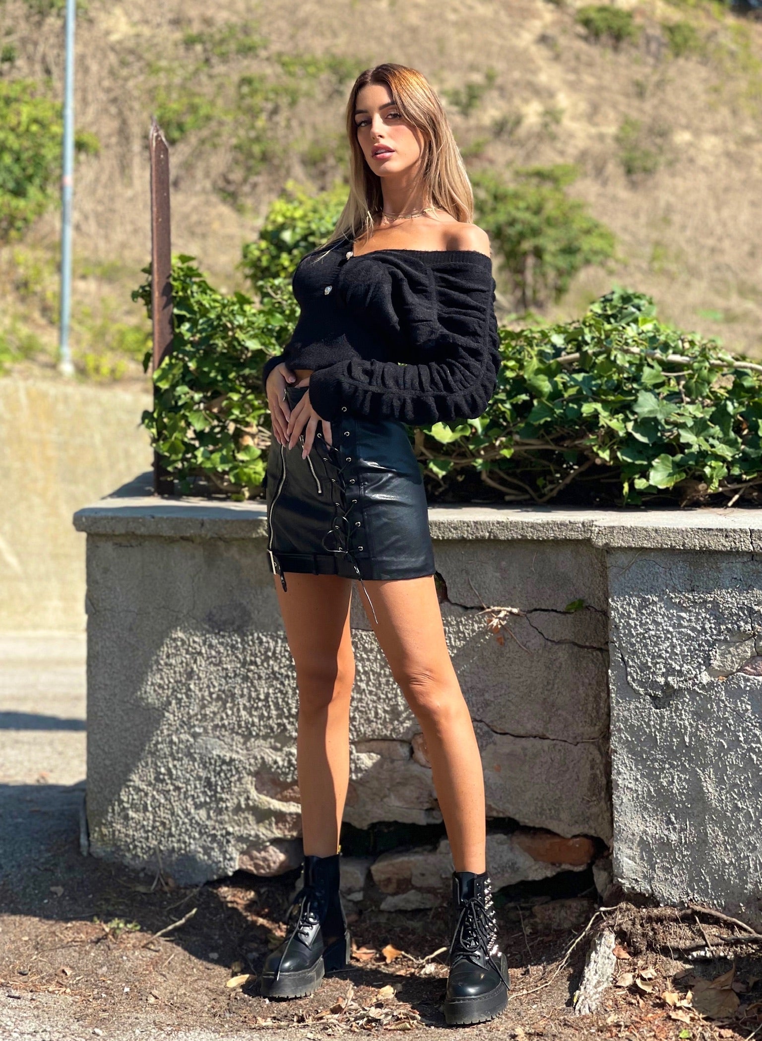 Maglione nero con lacci
