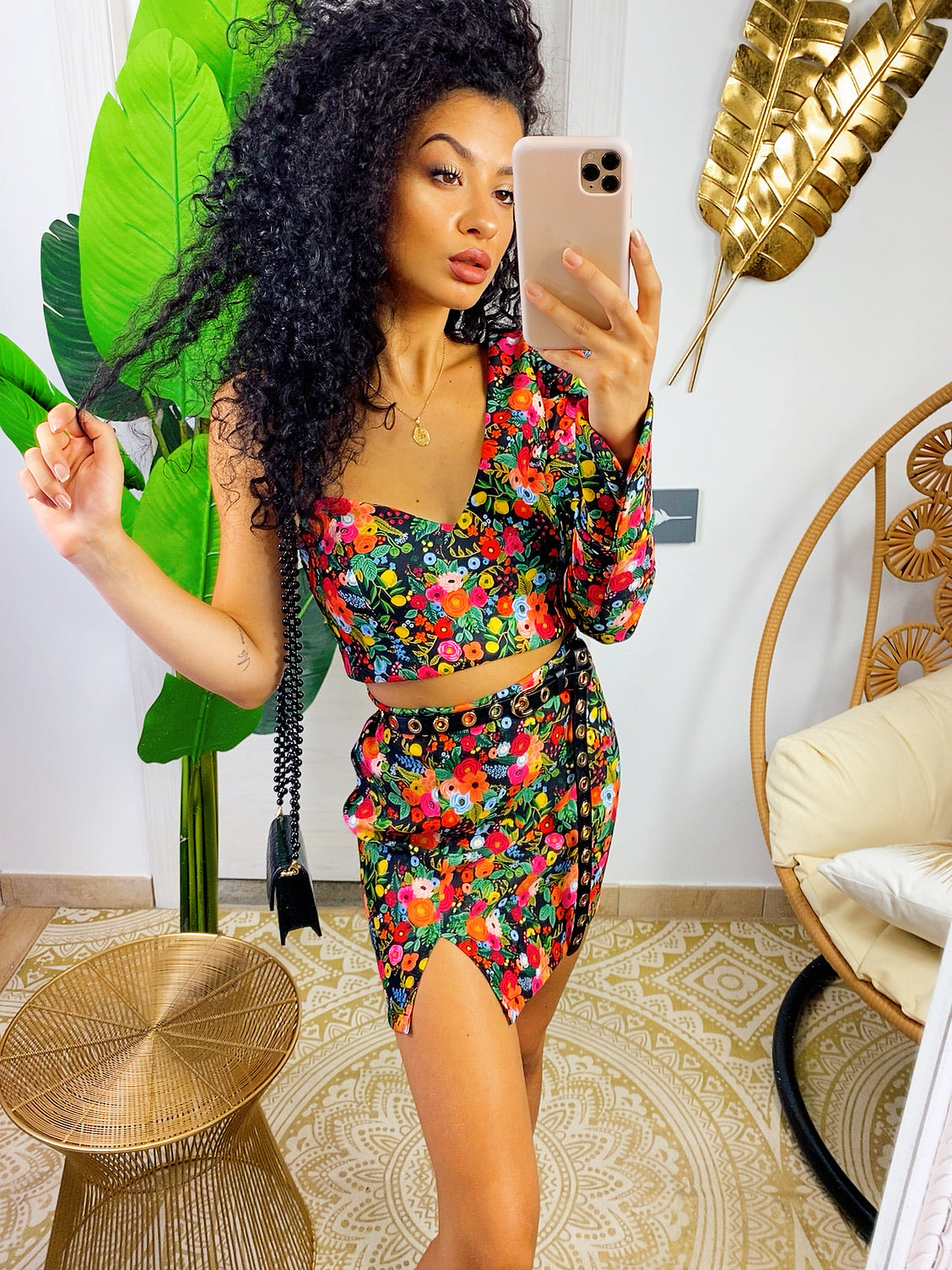 Completo top e gonna con fiori arancio base nera