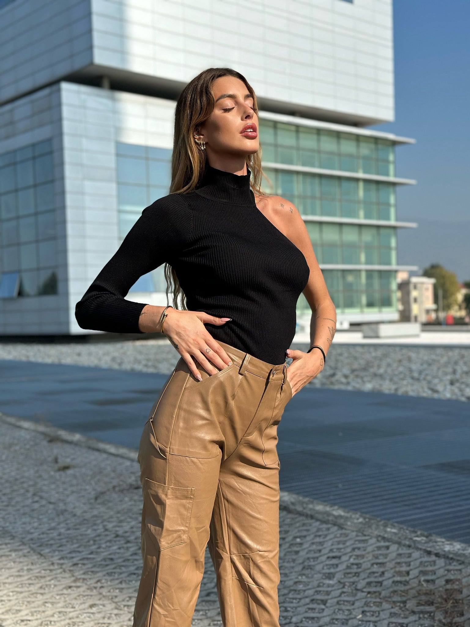 Top monospalla nero