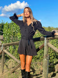 Abito nero con maniche con piume