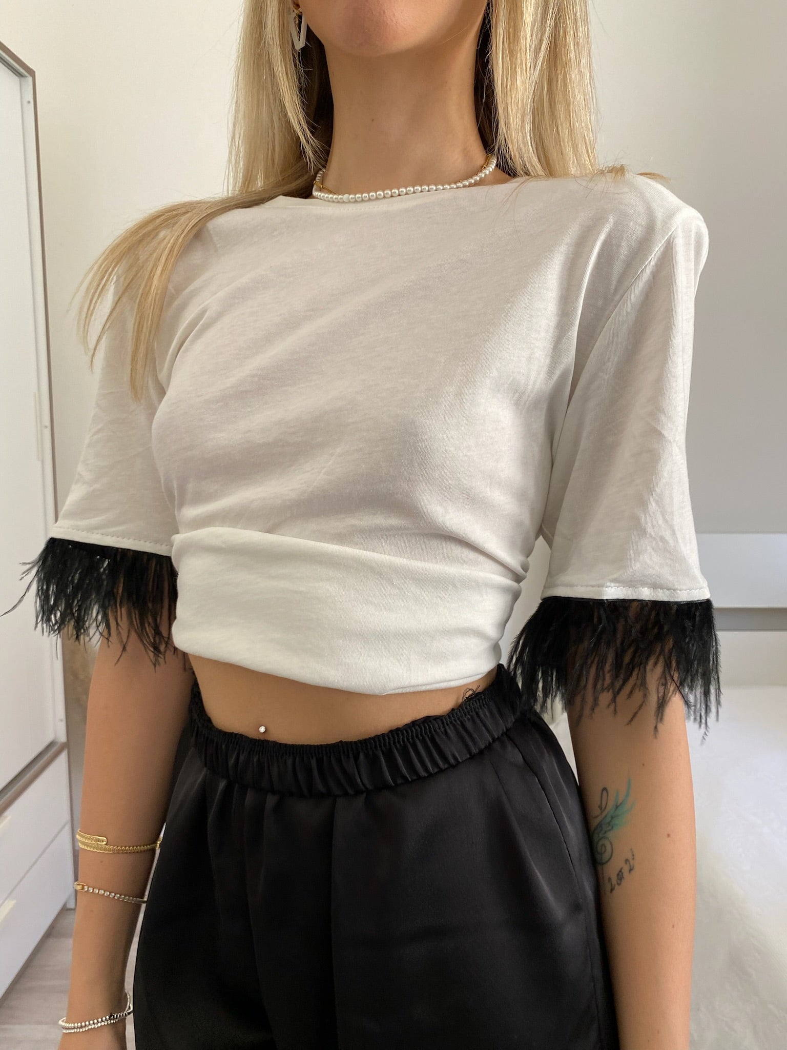 T-shirt con piume nere