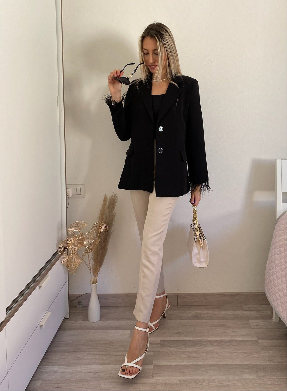 Giacca con piume nere