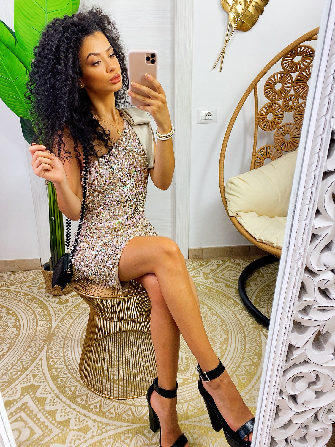 Abito con paillettes beige monospalla con fiocco