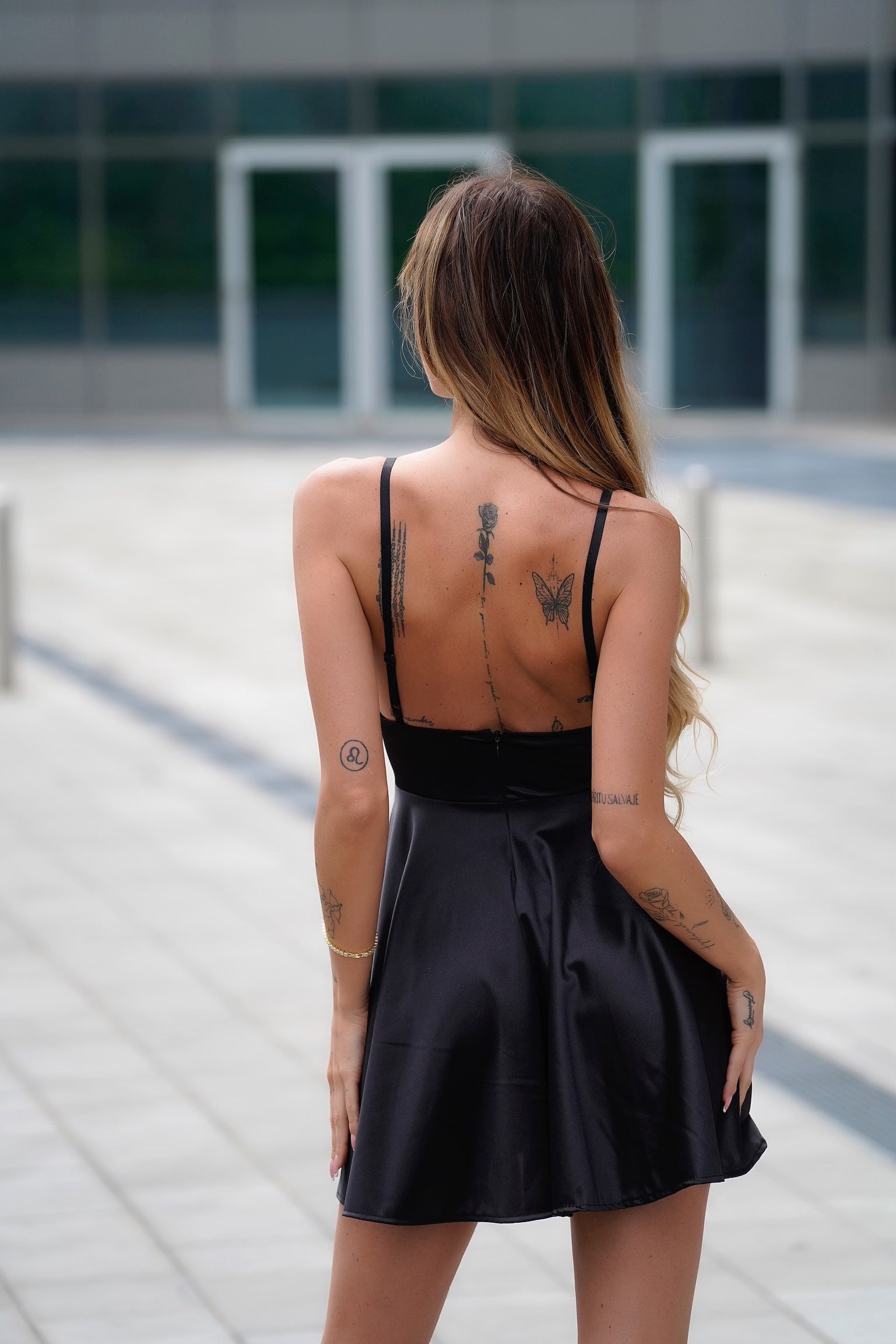 Abito in raso nero corto